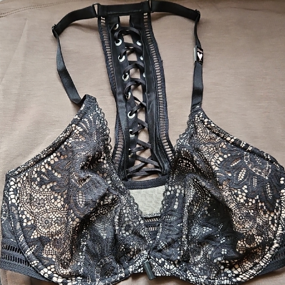 Stunning NWT Victoria's Secret Black and Cream Lace Up Back Bra